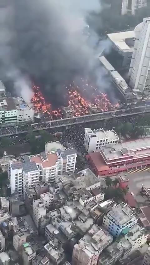 Huge fire destroys clothes market in Bangladeshi capital
