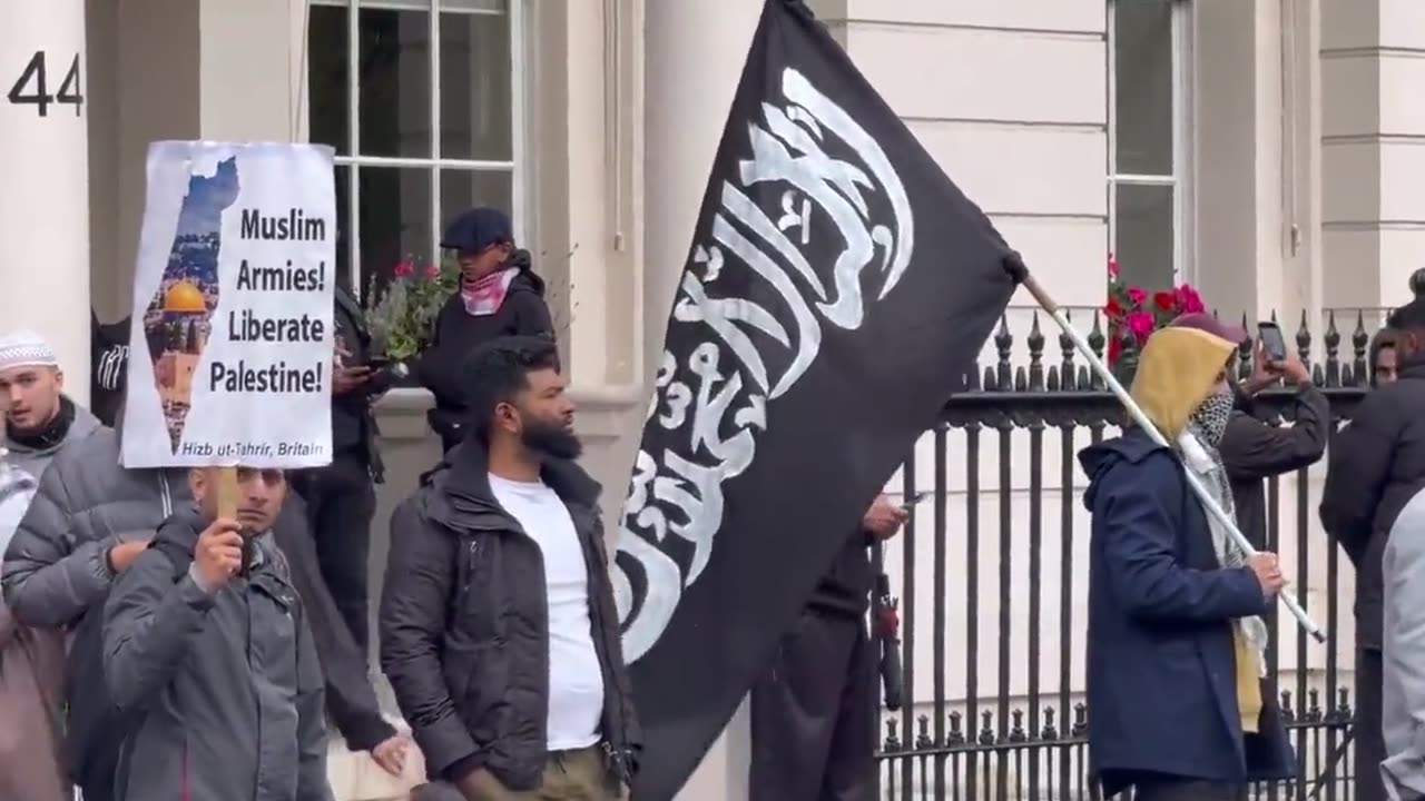 Black flag of Jihad flown openly in front of London Met Police