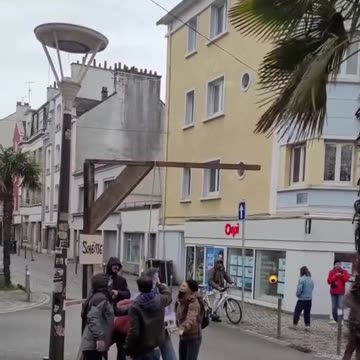 The French giving subtle hints...