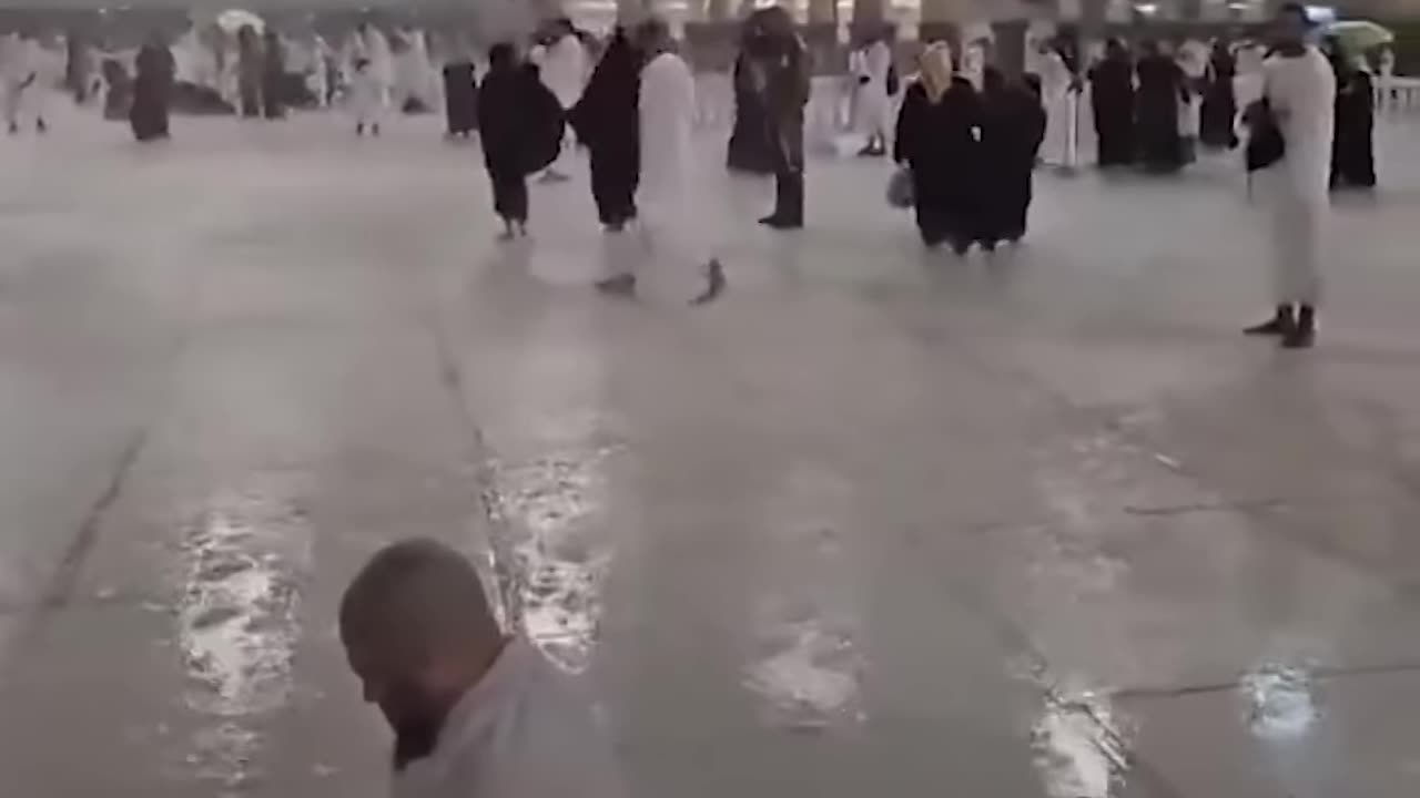 Lightning strikes Mecca clock tower as storm causes chaos