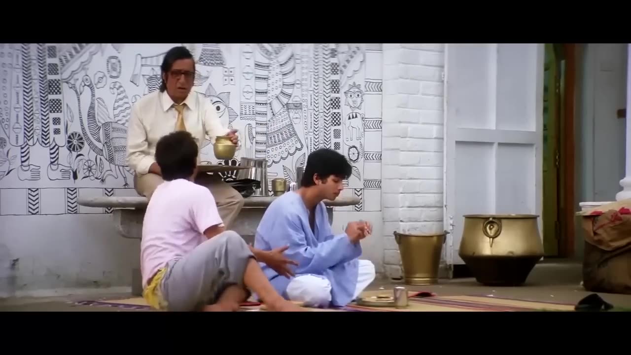 Mujhe kapda dhone aata hai ise bilkul nahi aata .... Rajpal best comedy part🤣😂