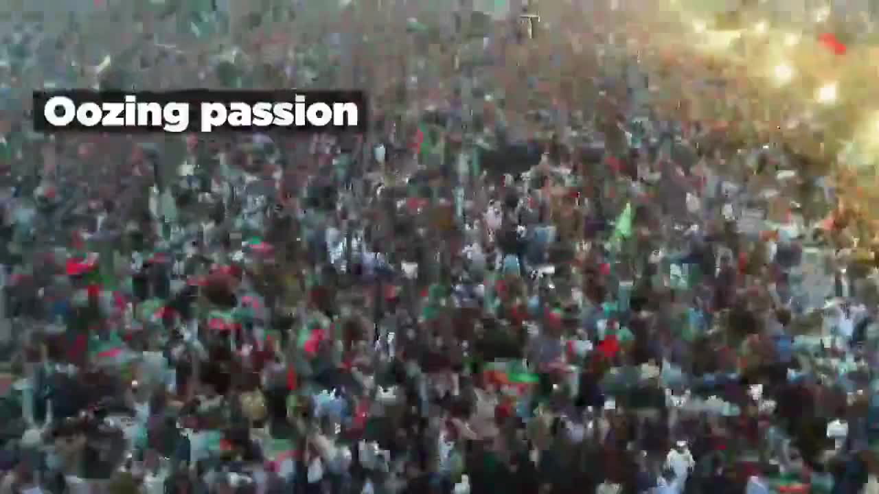 Hundreds of thousands of Pakistanis have rallied behind Imran Khan