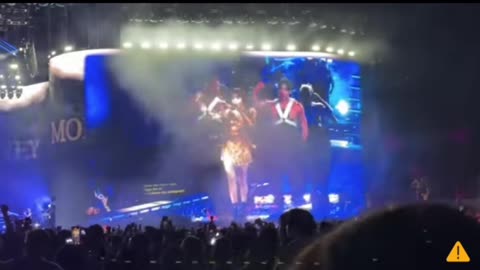 Lisa pole dancing or Lalisa