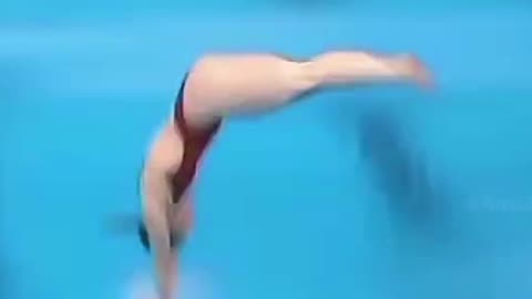 Bueatiful girl amazing diving