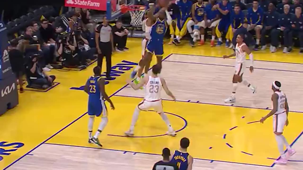 Jonathan Kuminga drives and flushes the acrobatic dunk
