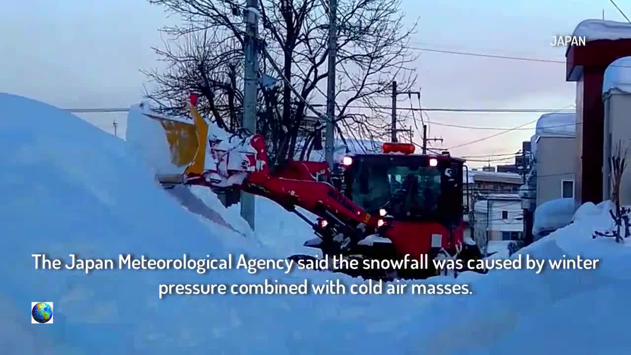 Japan is completely paralyzed_ The height of snowdrifts exceeds 4 meters