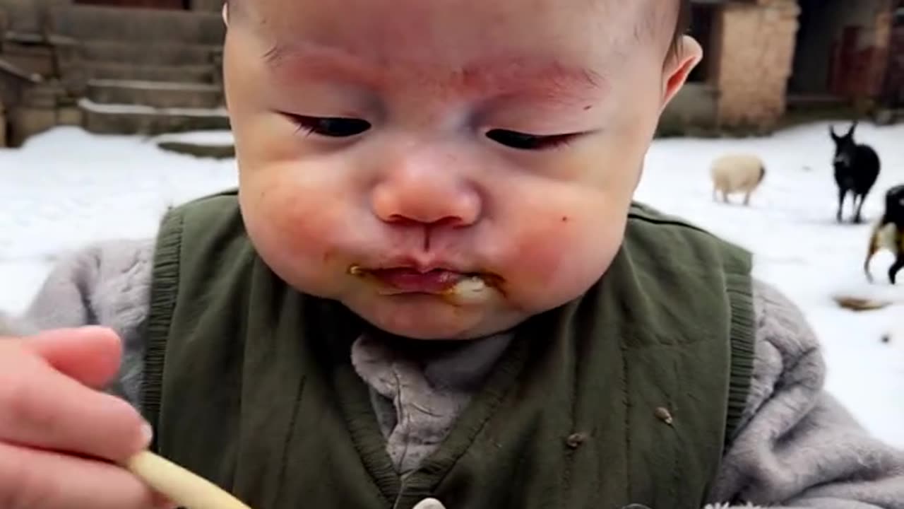 Funny baby eating video viral