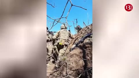 Russian fighter came to Ukrainians’ trench and SURRENDERED