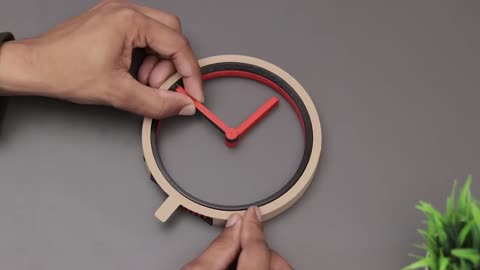 Amazing invisible clock art