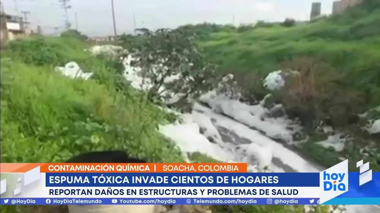 Una espuma tóxica invade las casas de al menos 400 familias en Soacha, Colombia | Noticias Telemundo