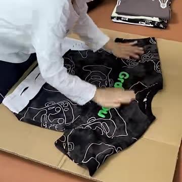 Folding clothes using a paperboard!