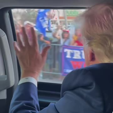 President Trump Waving to crowd greeting him as he arrives back to Mar-a-lago April ,4 2023