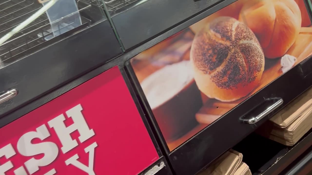 Shopper Spots a Mouse in Grocery Store Display Case