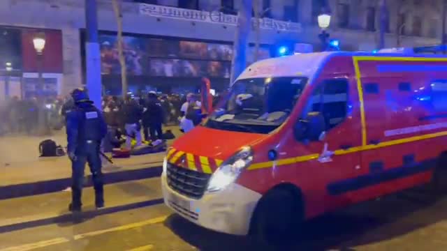 un manifestant a eu besoin d'une assistance médicale, il serait décédé ce soir dans l'ambulance