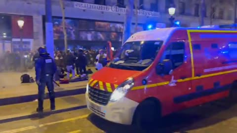 un manifestant a eu besoin d'une assistance médicale, il serait décédé ce soir dans l'ambulance