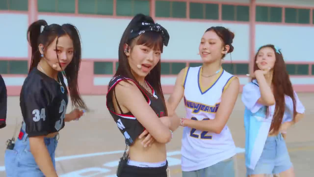 NewJeans (뉴진스) 'Hype Boy' Special Performance Video