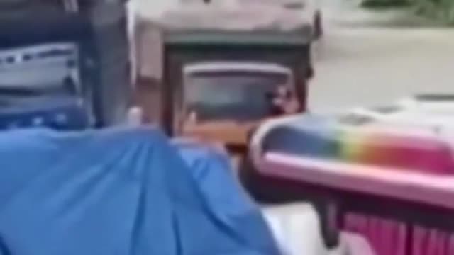 TEMPORAL COM ENCHENTE CHUVAS ARRASADORAS DEVASTA CIDADE VEJAM O CAUS NESSA RUA OLHEM A SITUAÇÃO D
