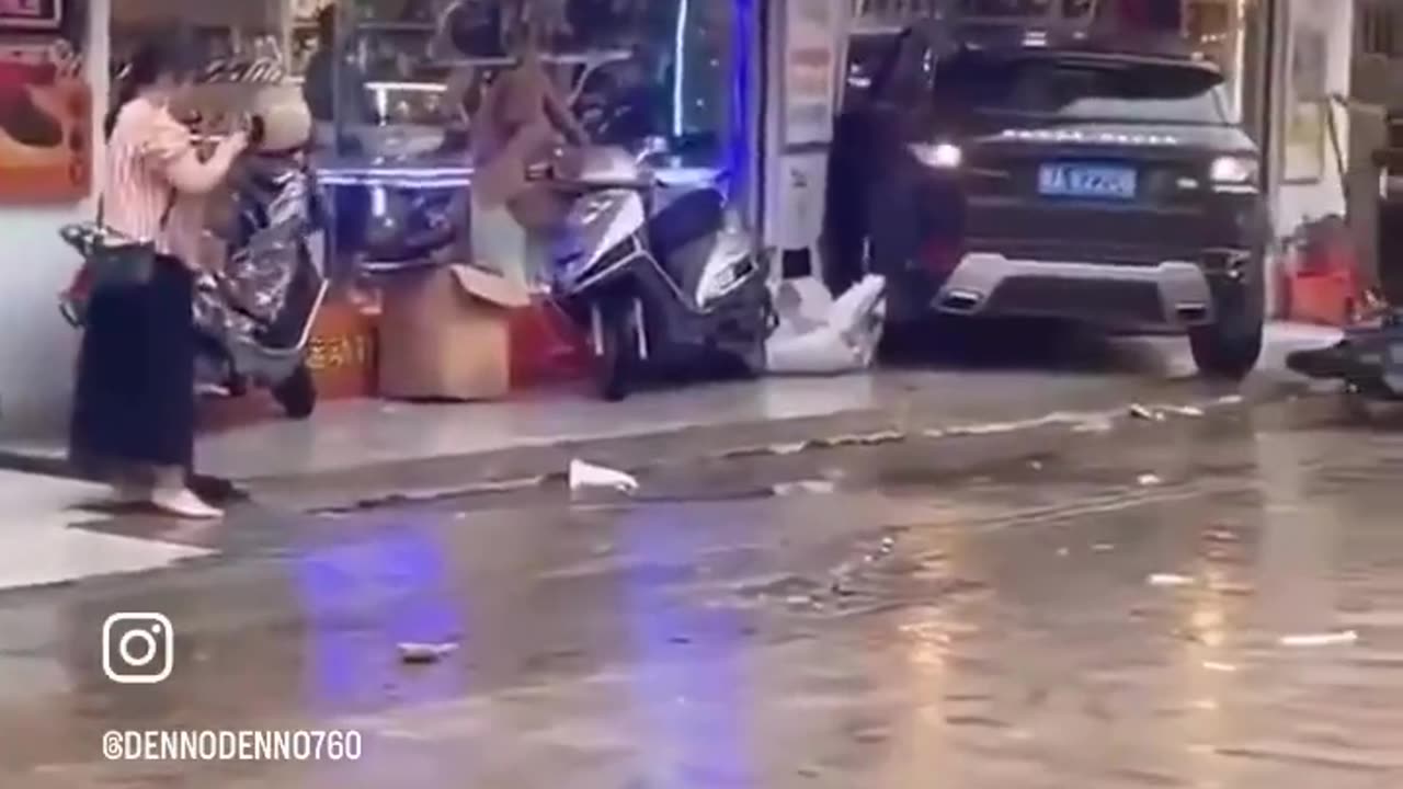 Chaos in Chaozhou, China, on Labor Day! A black car crashes into pedestrians