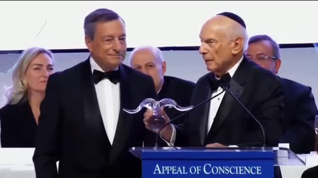 Una poltrona già pronta per Mario Draghi alla NATO?ecco dove rivedremo il premier uscente dimessosi e dopo aver ritirato a New York il premio come statista dell'anno(in foto,è quella statuina con le corna da caprone satanico)