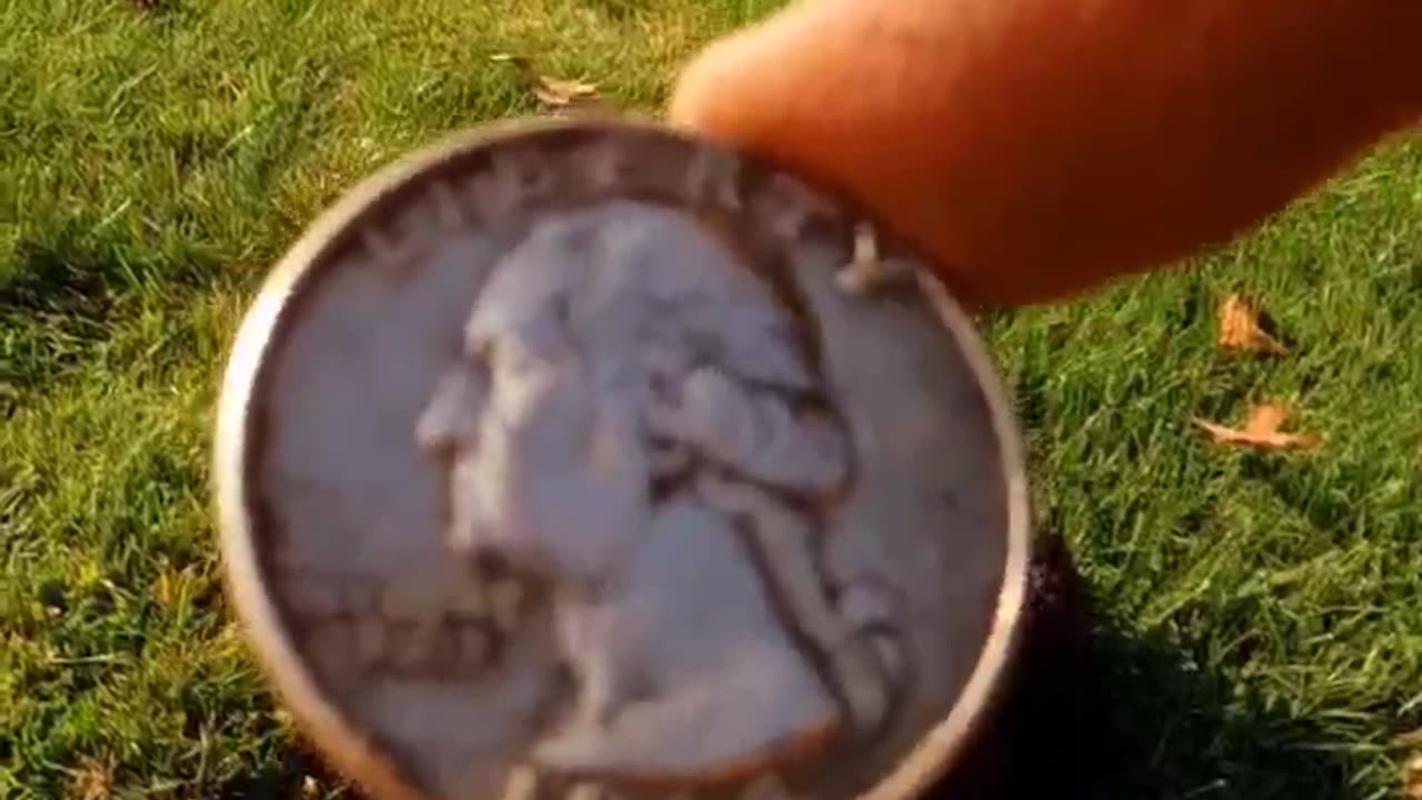 The moment I found my first SILVER Quarter - #metaldetecting #treasurehunting