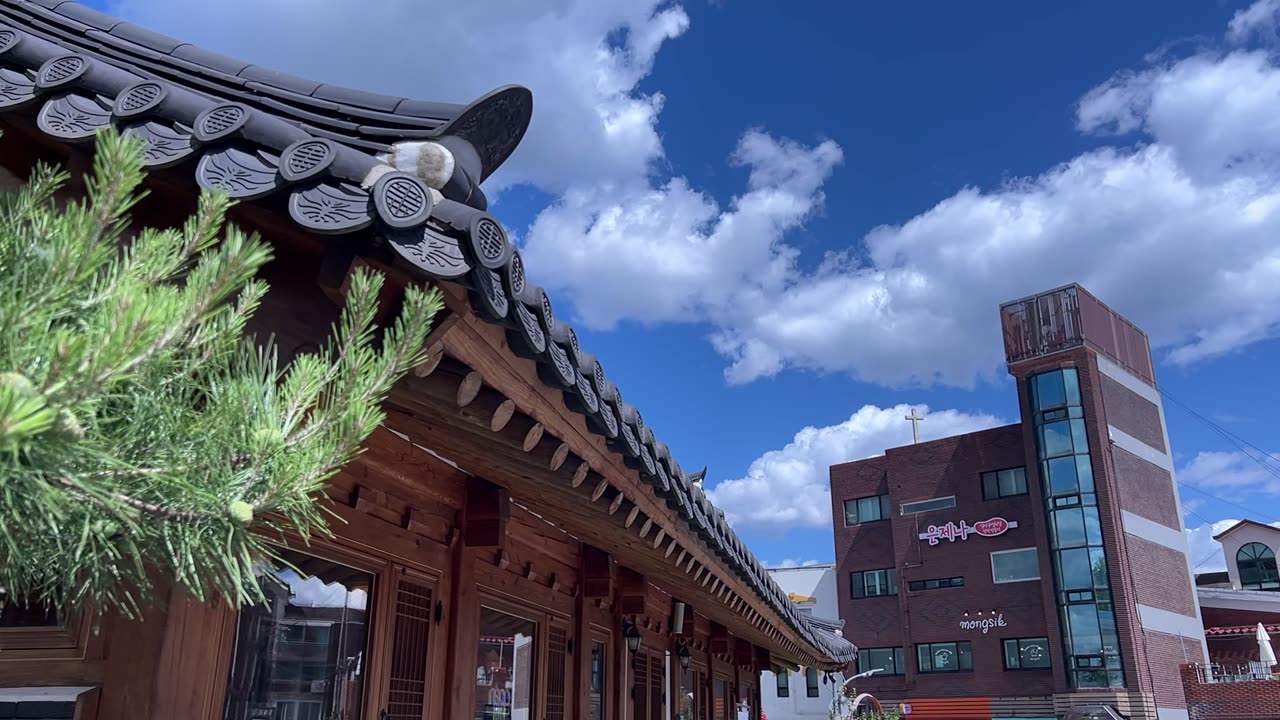 Korean drama Lovely runner filming location, Hanok House sky inserts