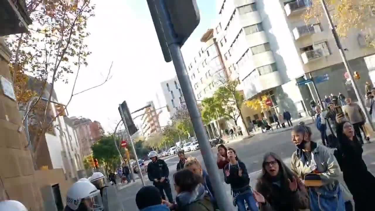 Guardia Urbana expulsa al atrincherado diputado Carles Riera Albert (CUP) y desahucia a okupas