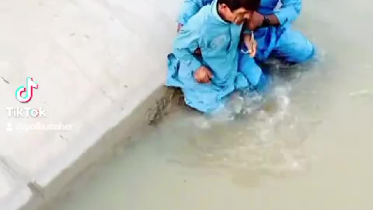 گونگے بچے نے بہت سے بچوں کی جان بچا لی