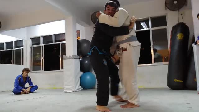 Semelhança entre o trabalho da cinturada e a postura na guarda fechada no Jiu-Jitsu