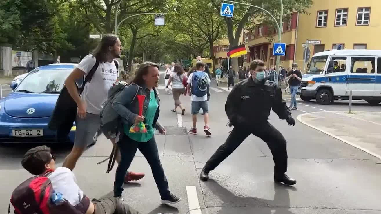 ベルリンの警察はロックダウンに反対する市民達に暴行を加える