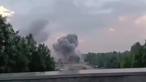 Видео удара ракеты по украинской гостинице, вчера (прилет в середине видео)