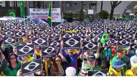 Golpistas: bolsonaristas pintam bandeira do Brasil de preto em Caxias do Sul (RS)