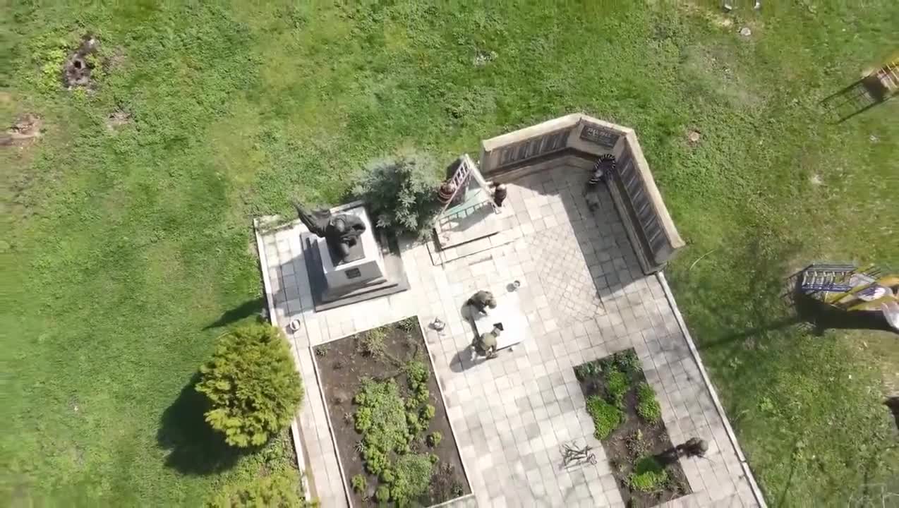 Opravy památníků osvobození nad nacismem ruskou armádou na osvobozených územích Ukrajiny pokračují