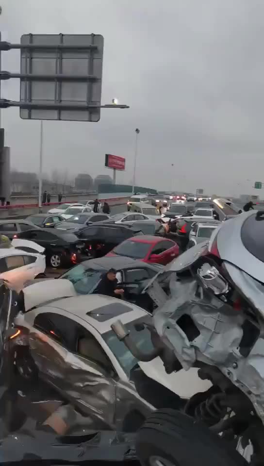 China | Muchos vehículos chocaron debido a las carreteras heladas
