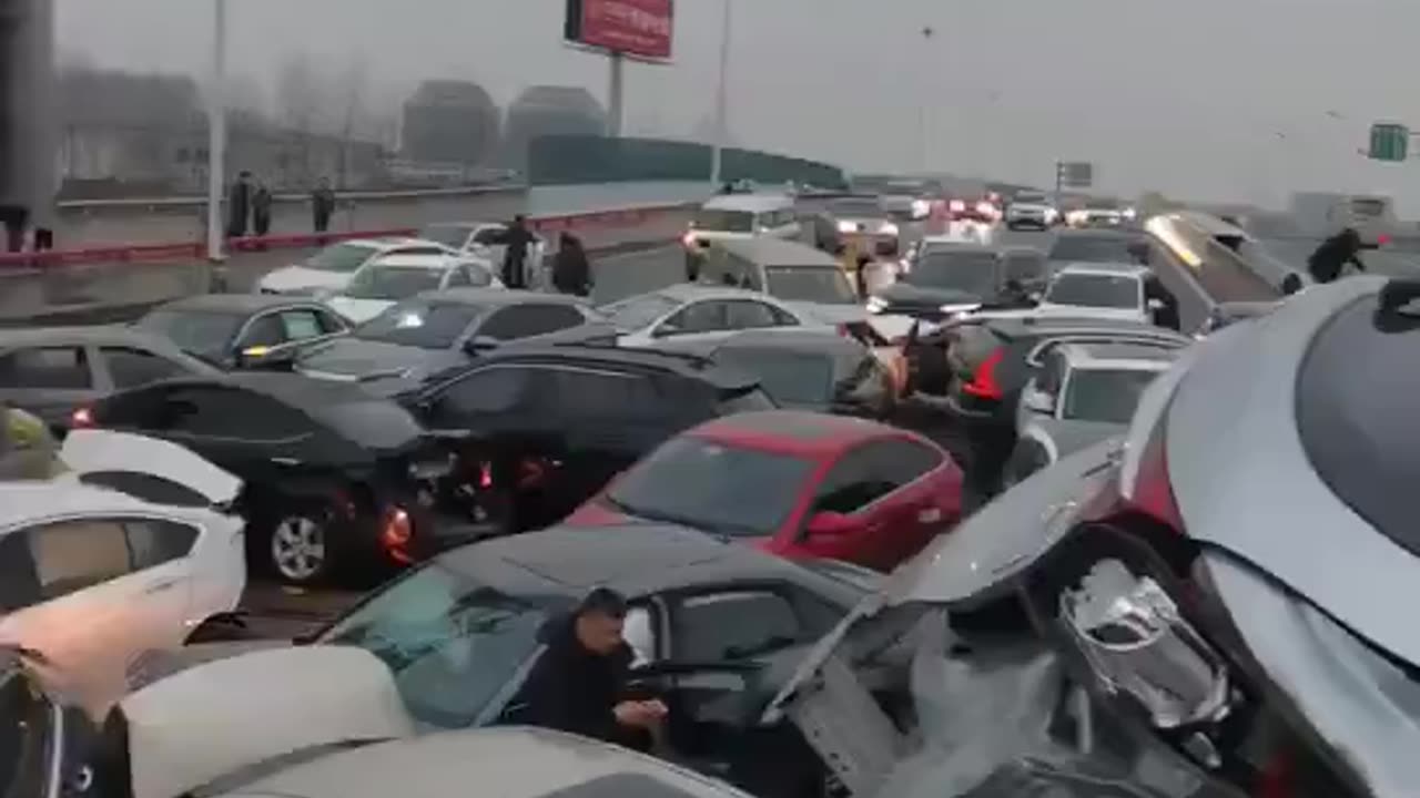 China | Muchos vehículos chocaron debido a las carreteras heladas