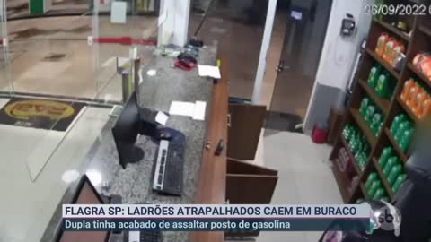 Bandidos caem em buraco durante tentativa de fuga após assalto | Primeiro Impacto (29/09/22)