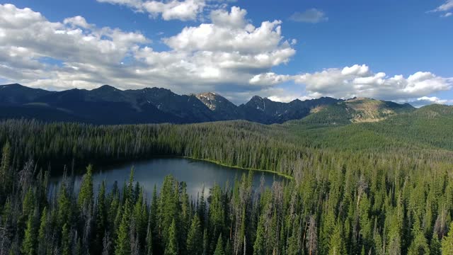 magnifique lac au sommet d'une montagne