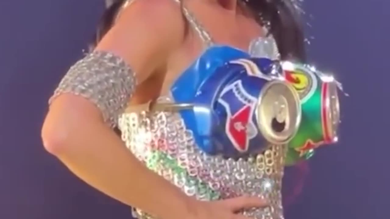 Katy parry goes viral for mid concert eye glitch