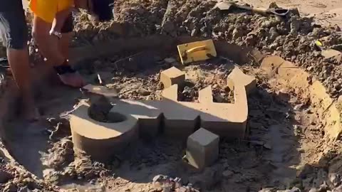 نحت اسم لبنى على رمال البحر
