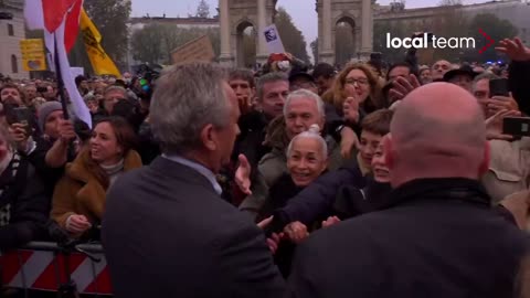 Robert Kennedy, Jr. Joins the Protests in Italy – See the Affection for Him