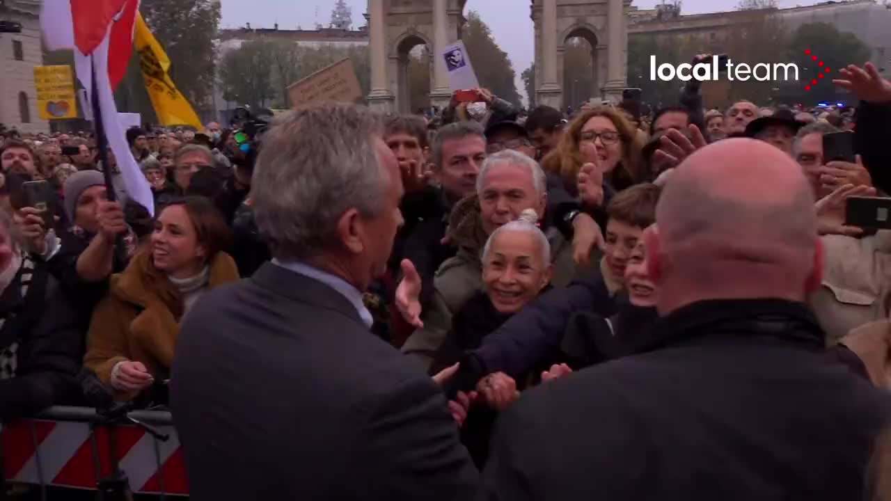 Robert Kennedy, Jr. Joins the Protests in Italy – See the Affection for Him