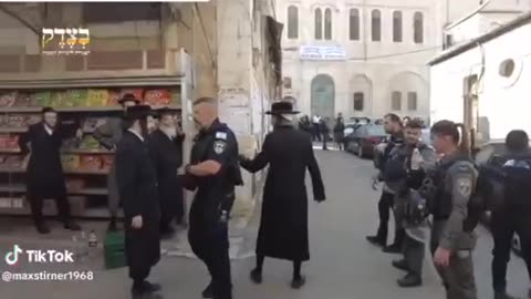 Brutal Israeli Police attacks Orthodoxe Jews who demonstrate for peace