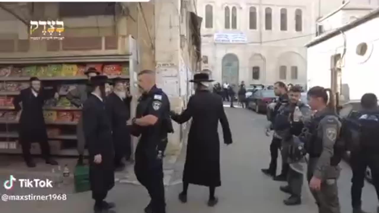 Brutal Israeli Police attacks Orthodoxe Jews who demonstrate for peace