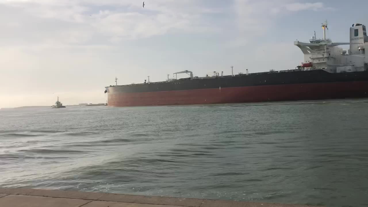 Supertanker Front Duke from Bermuda, 1,100'.