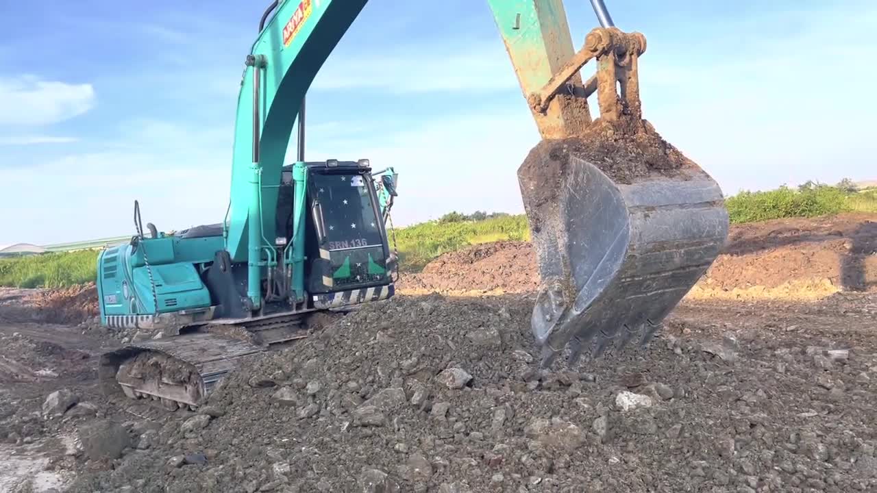 Power KOBELCO SK200 Help roller HaveProblem When Drive Back Unloading Soil road construction project