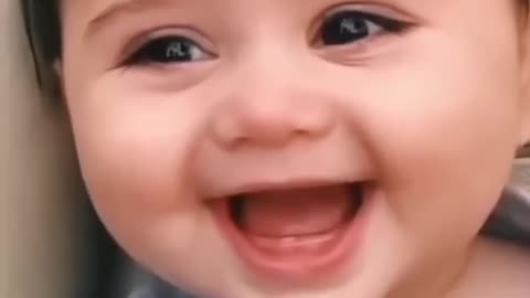 "Unstoppable Giggles: Baby's Hysterical Laughter in this Adorable Funny Video! 😂👶"