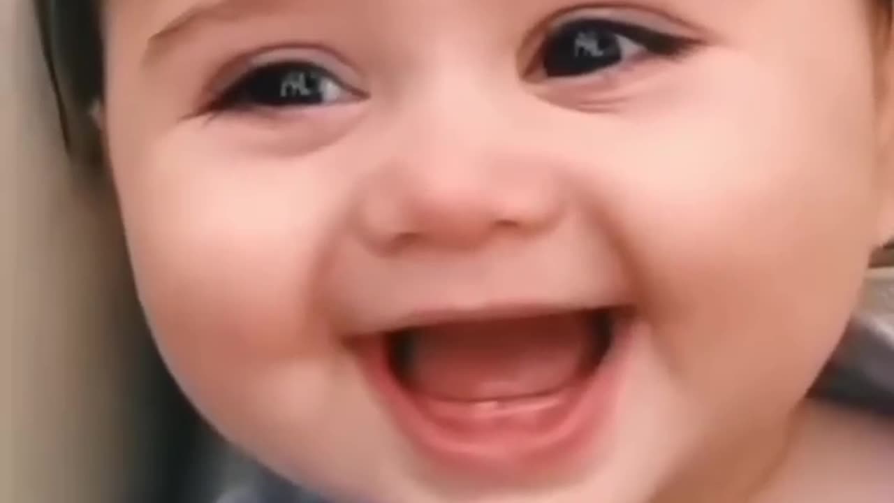 "Unstoppable Giggles: Baby's Hysterical Laughter in this Adorable Funny Video! 😂👶"