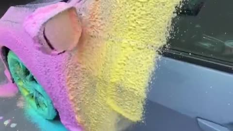 Spray colored foam before washing the car