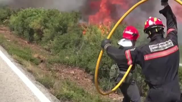 Firefighters battle raging wildfires in Spain