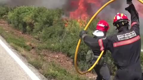 Firefighters battle raging wildfires in Spain