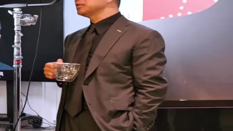 20221103文贵先生视频¹：唱《铁锁梦》感触最深—— #母亲 一生，被孩子锁在赵家沟；虽然晚年享尽荣华富贵，但最后看着儿子折腾没了。 #Gfashion 让中国女人穿的好看，爆料革命战友活出精彩！